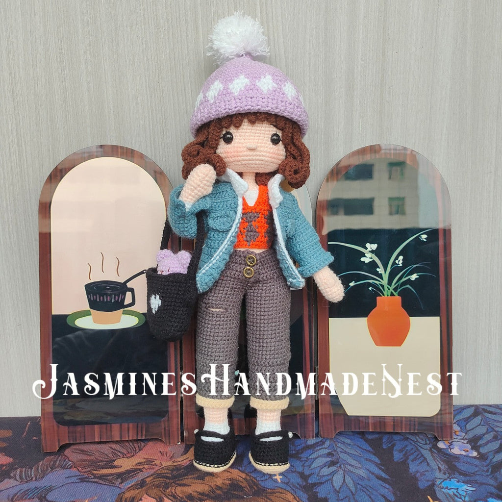 Trendy Cool Girl Knit Doll – handcrafted with edgy style! 🧶✨ A unique knit figurine for bold-style collectors. Soft fabric, intricate stitches – no imitation. Made for your Shopify store. Add this eye-catching piece today!