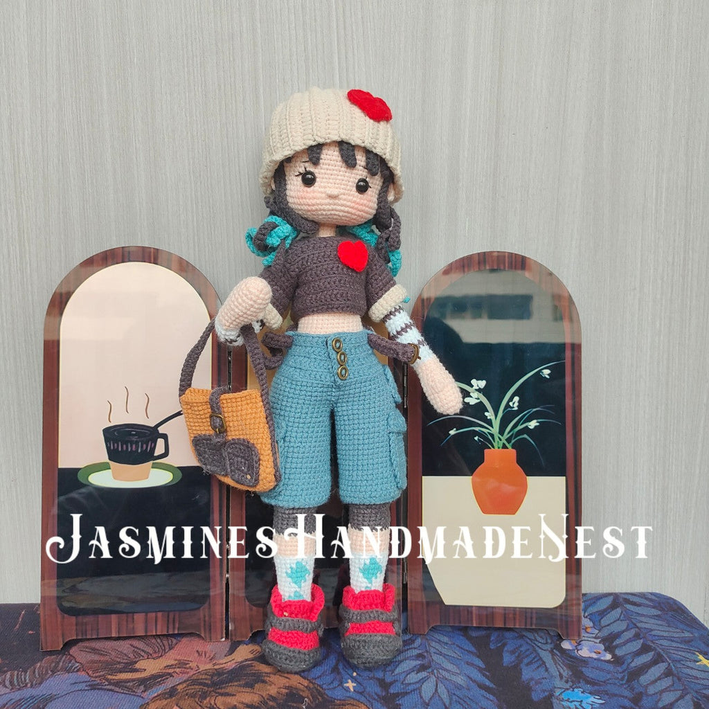 Trendy Cool Girl Knit Doll – handcrafted with edgy style! 🧶✨ A unique knit figurine for bold-style collectors. Soft fabric, intricate stitches – no imitation. Made for your Shopify store. Add this eye-catching piece today!