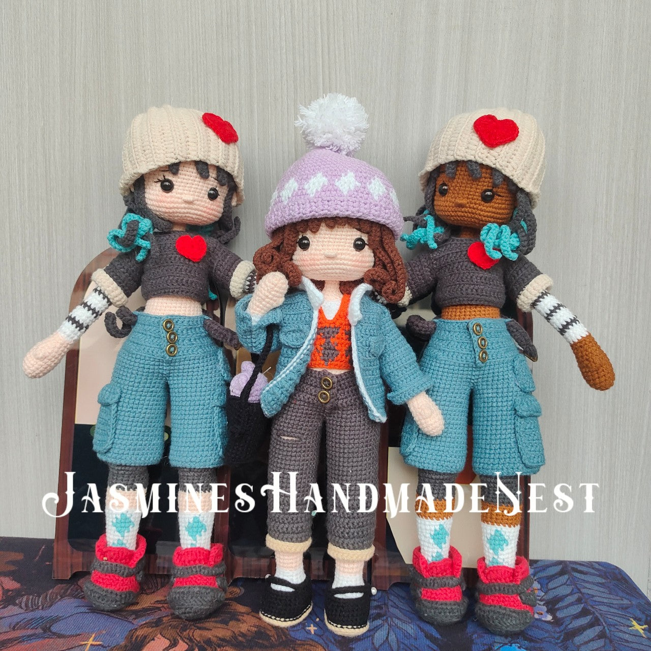 Trendy Cool Girl Knit Doll – handcrafted with edgy style! 🧶✨ A unique knit figurine for bold-style collectors. Soft fabric, intricate stitches – no imitation. Made for your Shopify store. Add this eye-catching piece today!