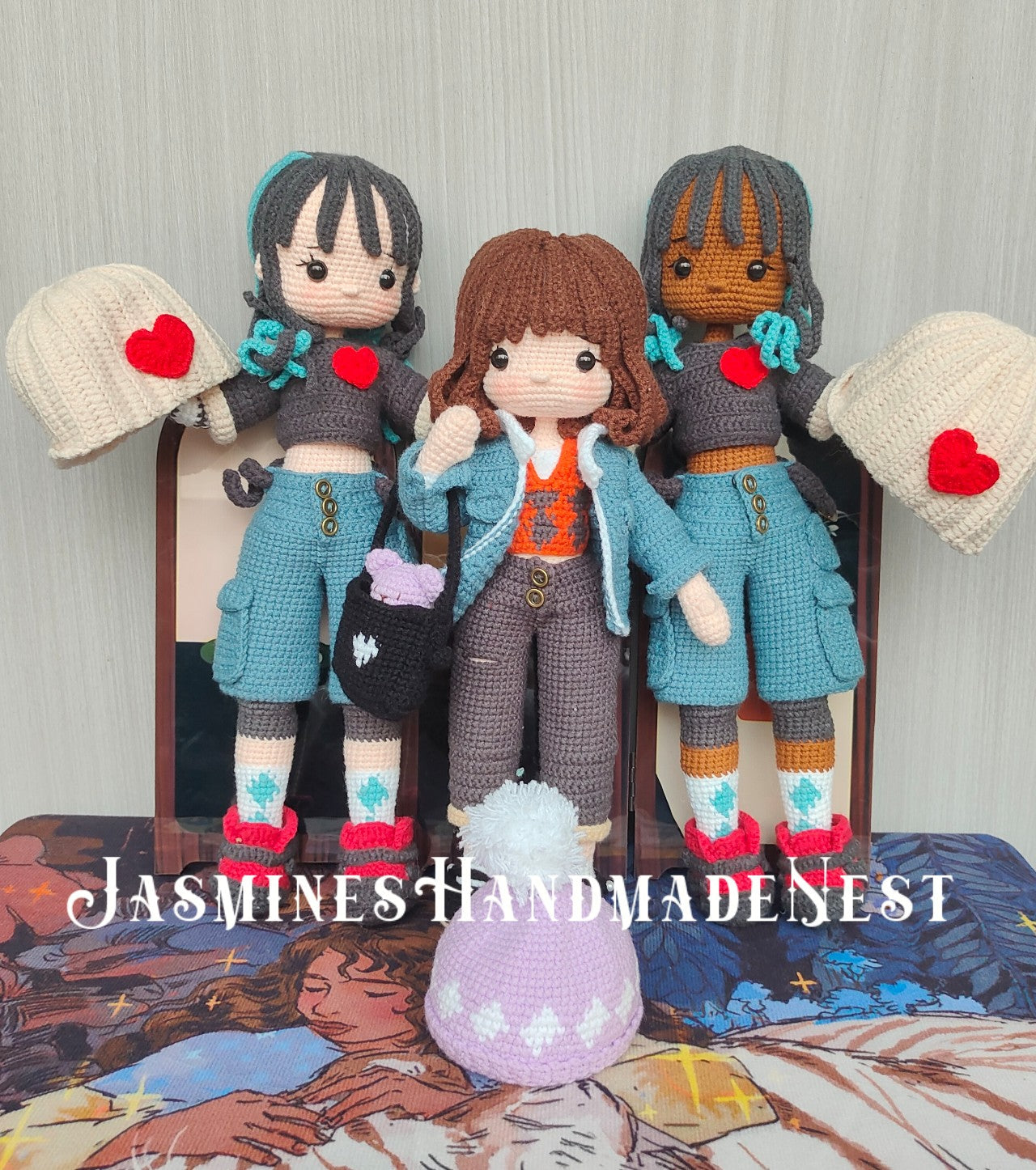Trendy Cool Girl Knit Doll – handcrafted with edgy style! 🧶✨ A unique knit figurine for bold-style collectors. Soft fabric, intricate stitches – no imitation. Made for your Shopify store. Add this eye-catching piece today!