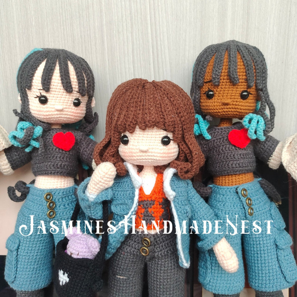 Trendy Cool Girl Knit Doll – handcrafted with edgy style! 🧶✨ A unique knit figurine for bold-style collectors. Soft fabric, intricate stitches – no imitation. Made for your Shopify store. Add this eye-catching piece today!