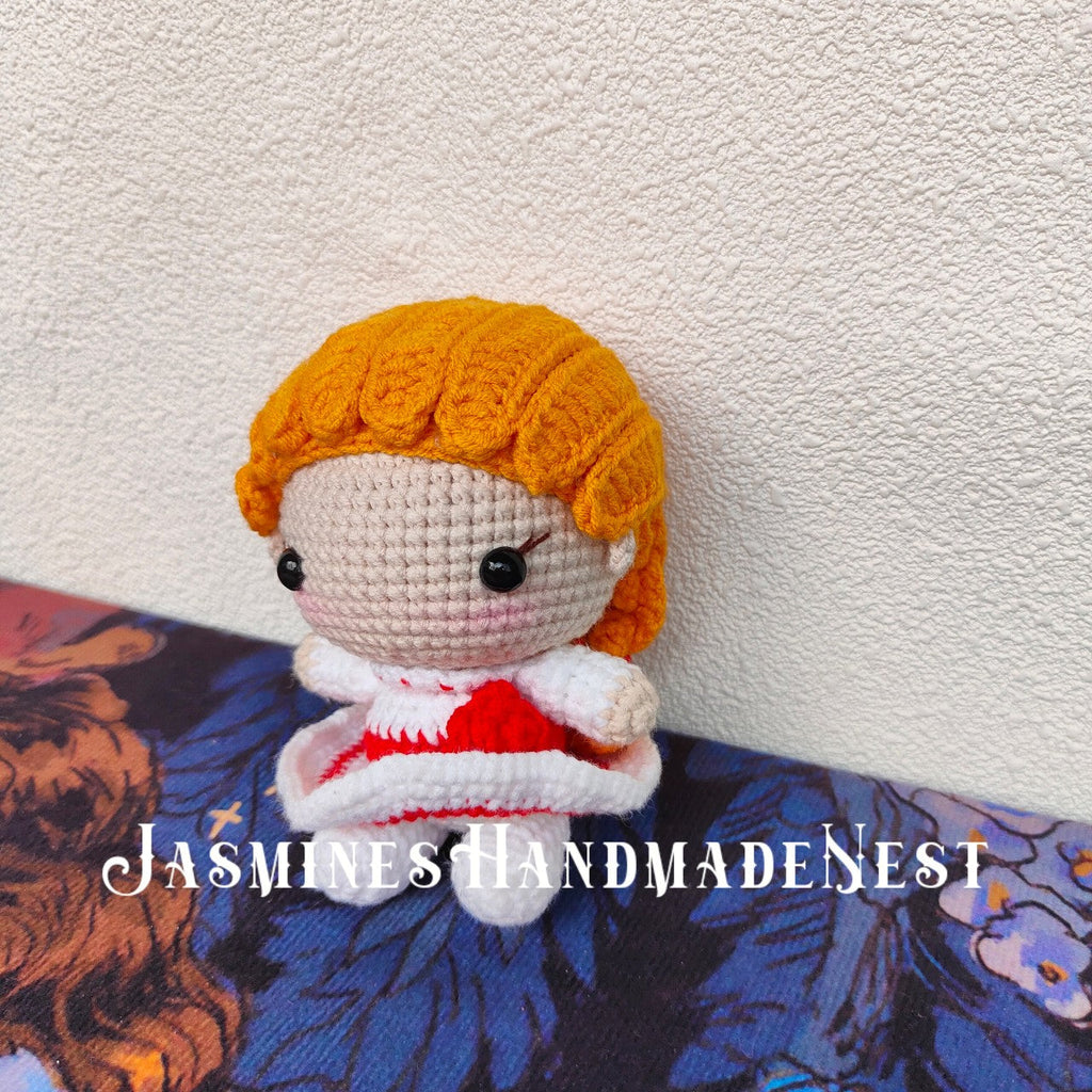 This Annabelle-style crocheted set—featuring handcrafted dolls and pendants—boasts craftsmanship in every stitch. Its delicate work brings cute charm to life, a heartwarming treasure perfect for gifting or keeping.